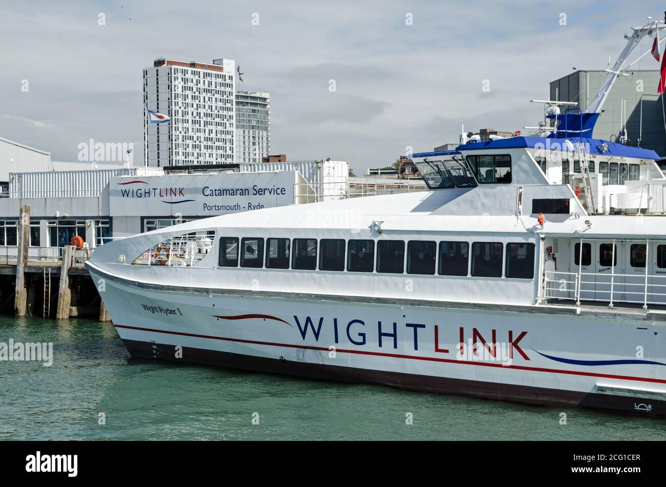 Portsmouth, Großbritannien - 8. September 2020: Eine der Wightlink Passagier-Katamaranfähren dockte an einem sonnigen Nachmittag am Portsmouth Harbour Terminal an Stockfoto