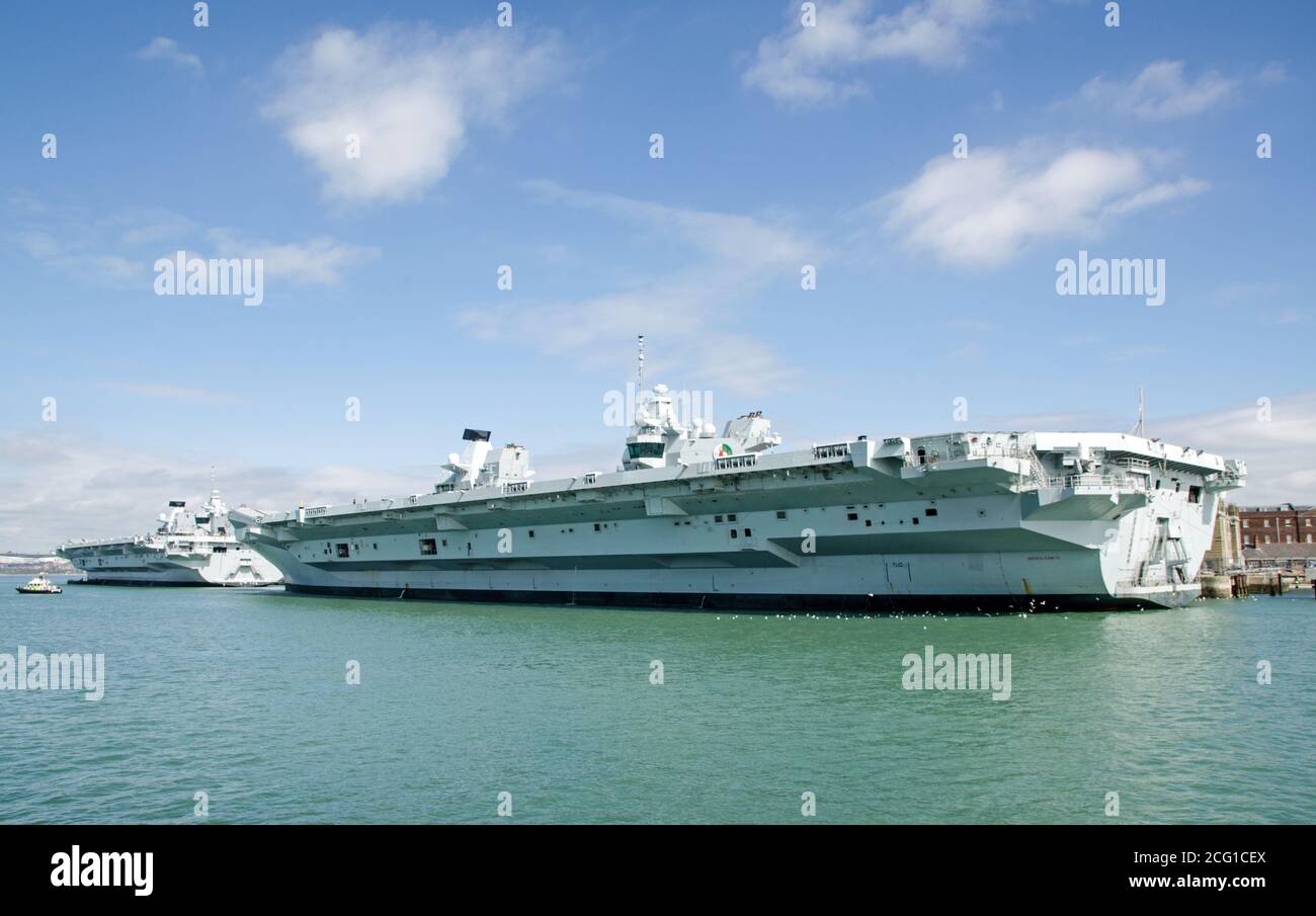 Die Flugzeugträger Queen Elizabeth und Prince of Wales, die größten Schiffe der Royal Navy, vertäuten in Portsmouth Harbour, Hampshire an einem sonnigen Nachplatz Stockfoto