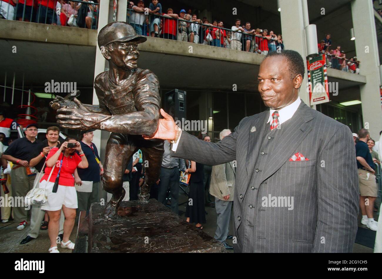 St. Louis, Usa. September 2020. Der ehemalige St. Louis Cardinals und Mitglied der National Baseball Hall of Fame, Lou Brock, berührt seine neue Statue, die vor dem Busch Stadium während der Feierlichkeiten am Lou Brock Day in St. Louis, 29. August 1999 enthüllt wurde. Brock starb am 6. September 2020 im Alter von 81 Jahren. Foto von Bill Greenblatt/UPI Kredit: UPI/Alamy Live News Stockfoto