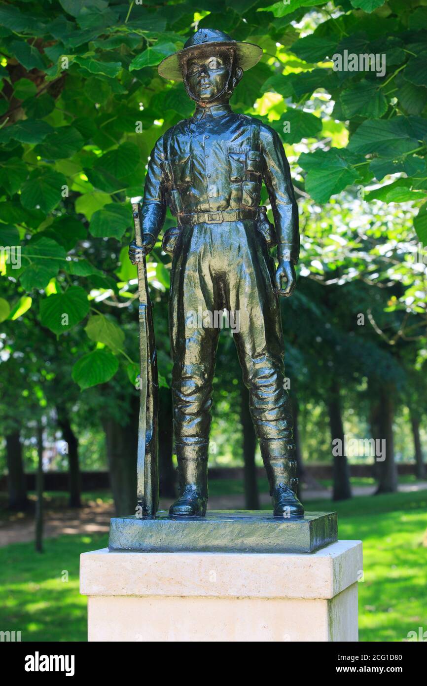 Statue eines Gurkha zu Ehren der Männer, die während des Ersten Weltkriegs vor dem Menin-Tor in Ypern, Belgien, kämpften Stockfoto