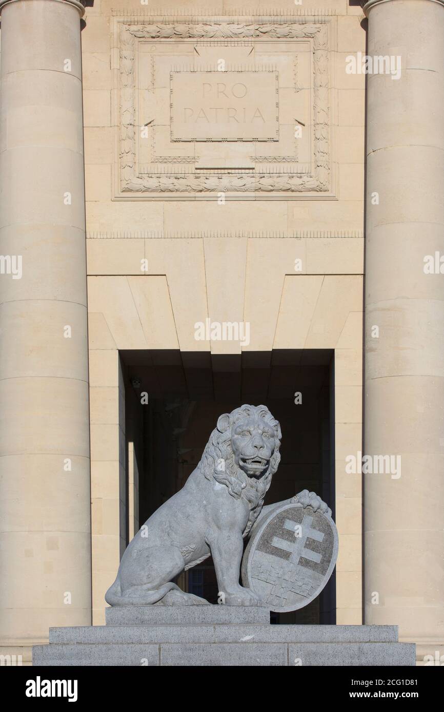 Nahaufnahme eines der beiden Löwen vor dem Menin-Tor, der den Eingang zur Stadt Ypern in Belgien bewacht Stockfoto