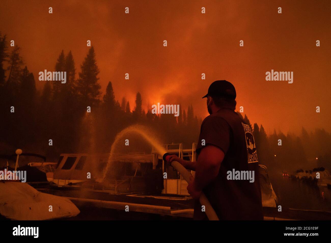 Seth Sandstrom schützt die 430 Boote in der Sierra Marina, als sich das Creek Fire am Sonntag, 6. September 2020 im Shaver Lake, Kalifornien, nähert. (Foto von Paul Kuroda/Sipa USA) Quelle: SIPA USA/Alamy Live News Stockfoto