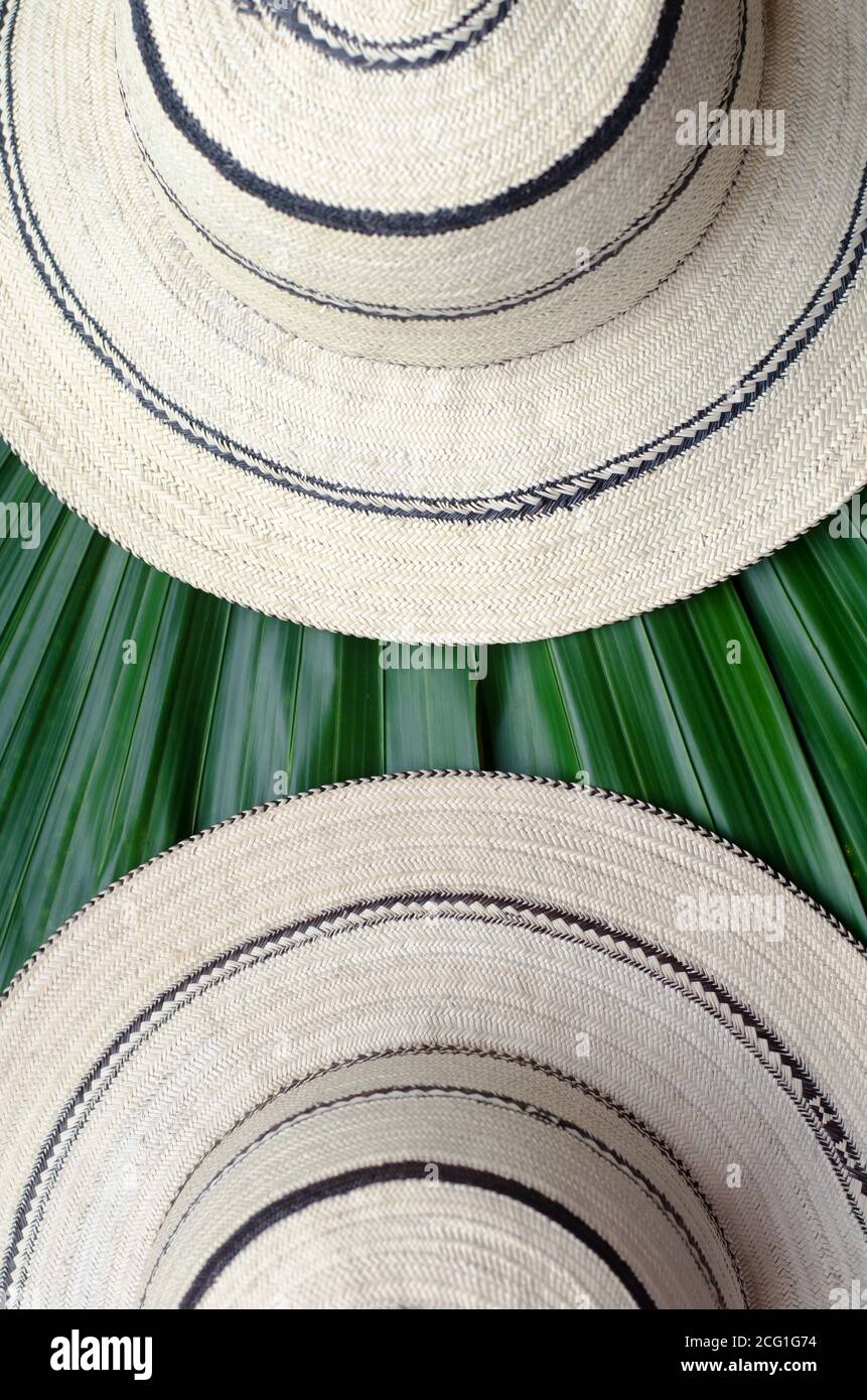 Draufsicht auf zwei Panama Hüte mit einem Blatt Hintergrund Stockfoto