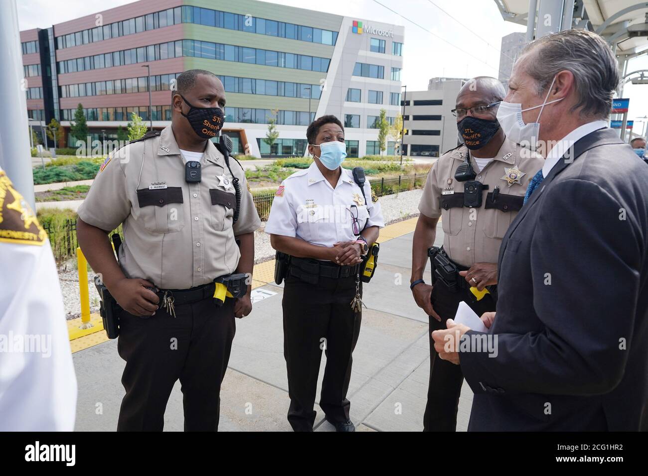 St. Louis, Usa. September 2020. Mitglieder der St. Louis Sheriff's Department Gespräch mit Taulby Roach, Präsident und Chief Executive Officer von Bi-State Development, nachdem es angekündigt wurde, die Offiziere werden Sicherheit auf den U-Bahn-Zügen in St. Louis am Dienstag, 8. September 2020. Foto von Bill Greenblatt/UPI Kredit: UPI/Alamy Live News Stockfoto