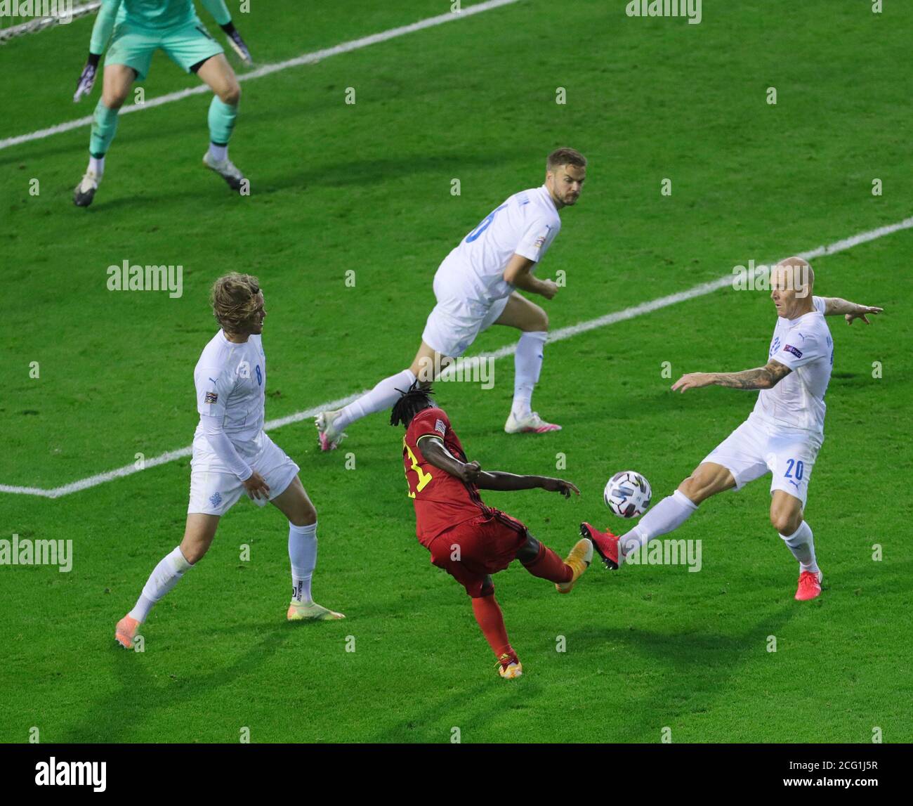 Brüssel, Belgien. September 2020. Der Belgier Jeremy Doku (unteres C) schießt und punktet während des Fußballspiels der UEFA Nations League zwischen Belgien und Island im King Baudouin Stadium in Brüssel, Belgien, am 8. September 2020. Belgien gewann 5:1. Quelle: Zheng Huansong/Xinhua/Alamy Live News Stockfoto