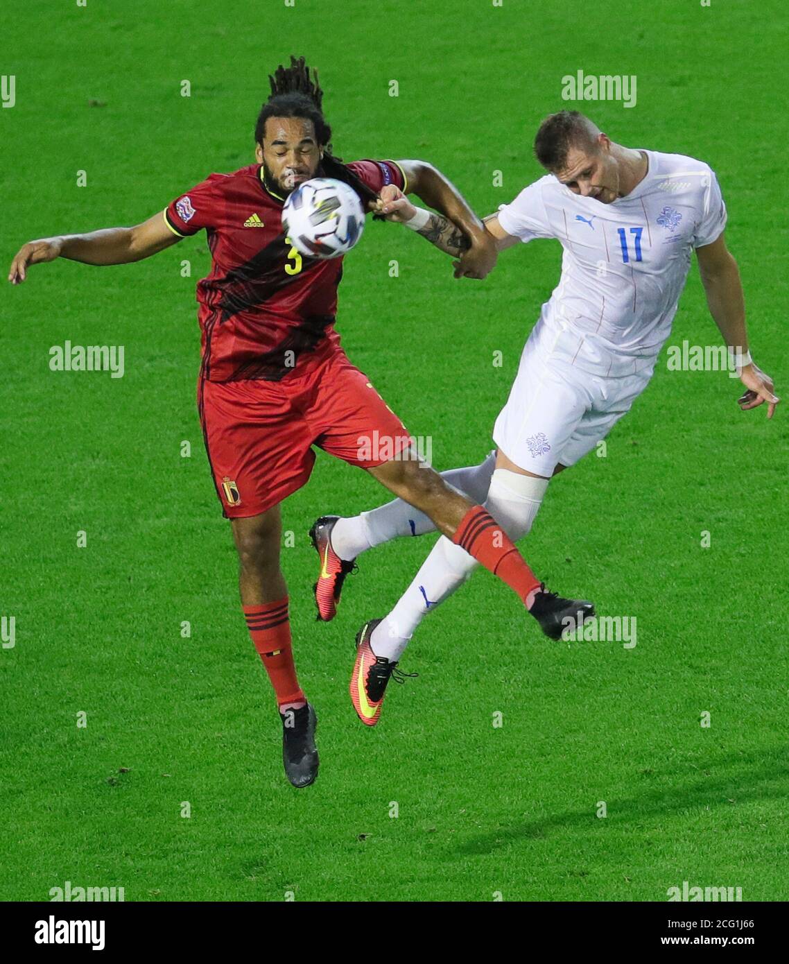 Brüssel, Belgien. September 2020. Der Belgier Jason Denayer (L) und der Iceland Holmbert Fridjonsson wetteifern beim Fußballspiel der UEFA Nations League zwischen Belgien und Island im King Baudouin Stadium in Brüssel, Belgien, am 8. September 2020 um den Ball. Belgien gewann 5:1. Quelle: Zheng Huansong/Xinhua/Alamy Live News Stockfoto