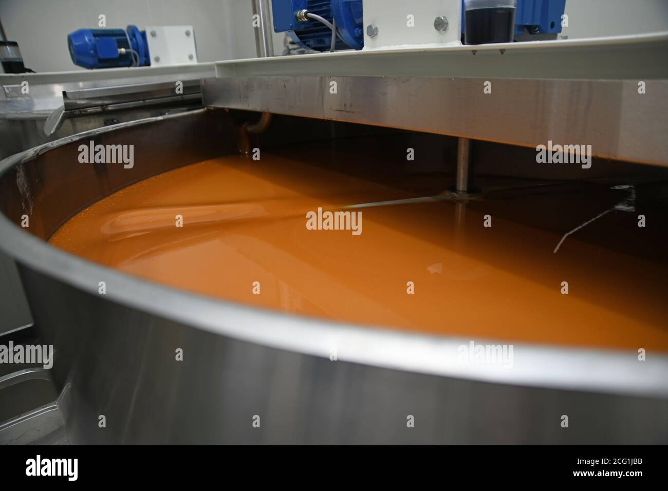 GREYMOUTH, NEUSEELAND, 10. DEZEMBER 2019: Vor dem Verpacken wird ein Bottich mit neu entnommendem Honig erhitzt. Stockfoto