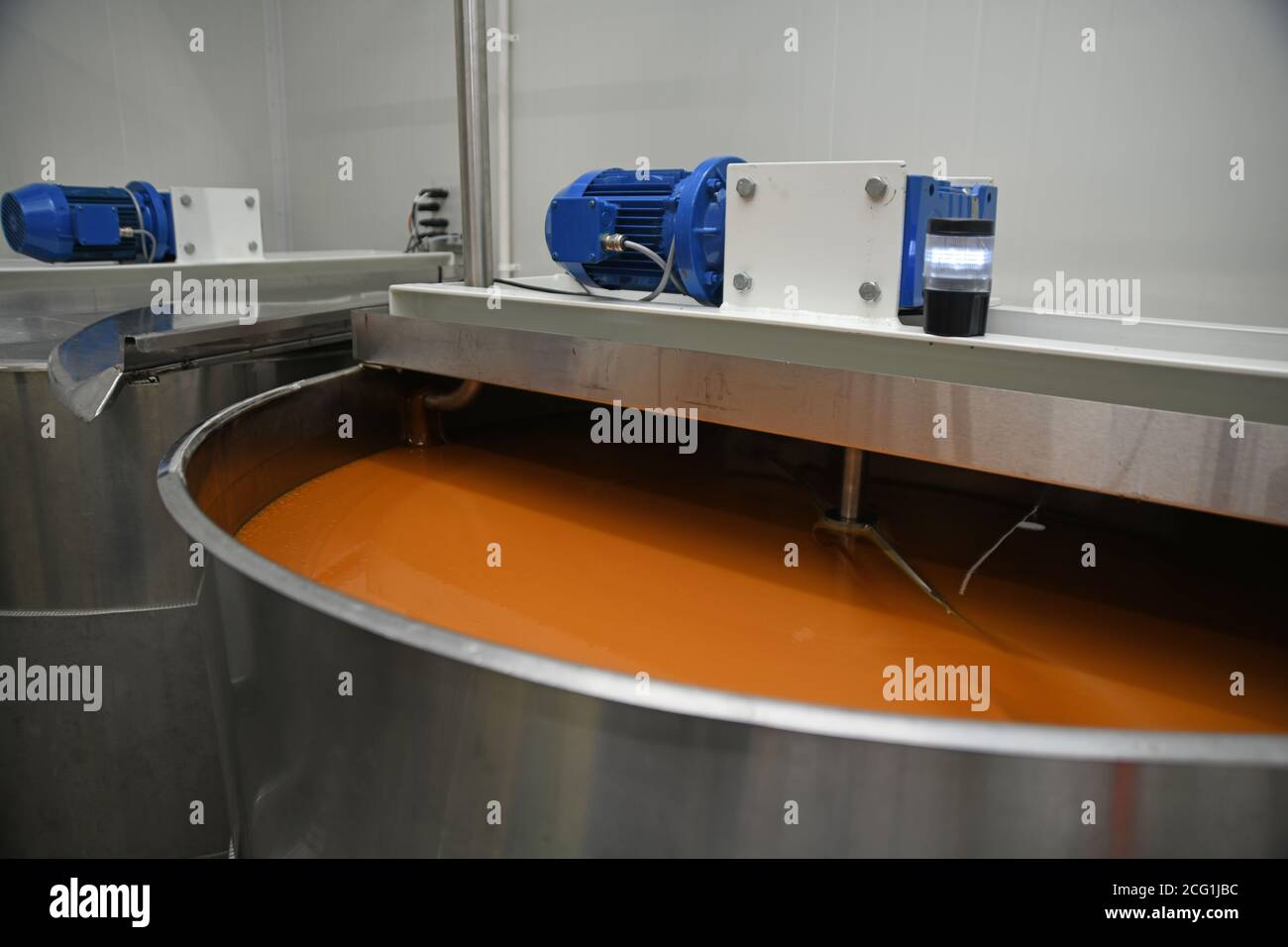 GREYMOUTH, NEUSEELAND, 10. DEZEMBER 2019: Vor dem Verpacken wird ein Bottich mit neu entnommendem Honig erhitzt. Stockfoto