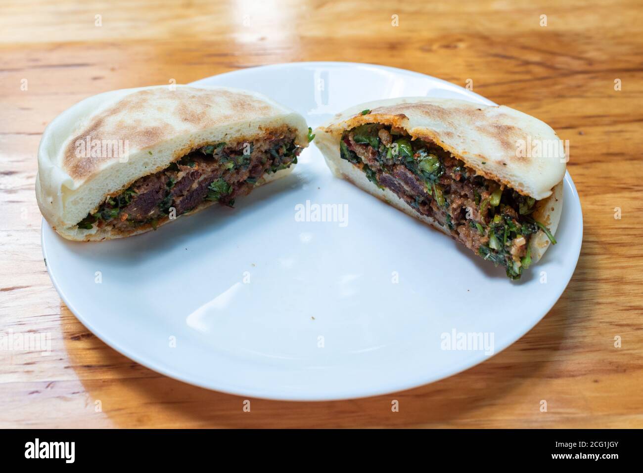 Niuroubing - Rindercroissant Chengdu Gericht auf einem weißen Teller, Chengdu, Provinz Sichuan, China Stockfoto