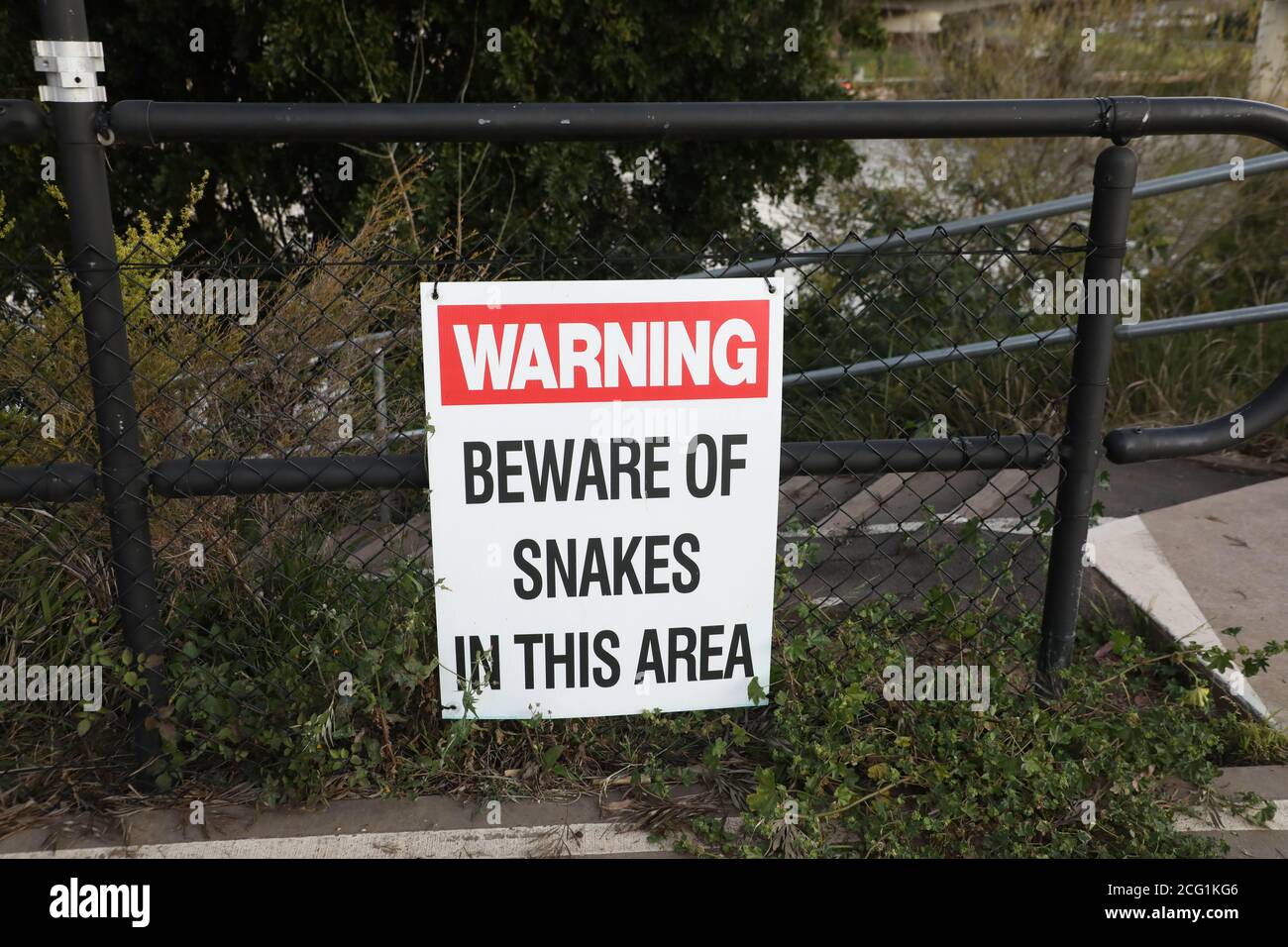 ‘Warnung Vorsicht vor Schlangen in diesem Bereich’ Schild an der River Road, EMU Plains, NSW 2750. Stockfoto