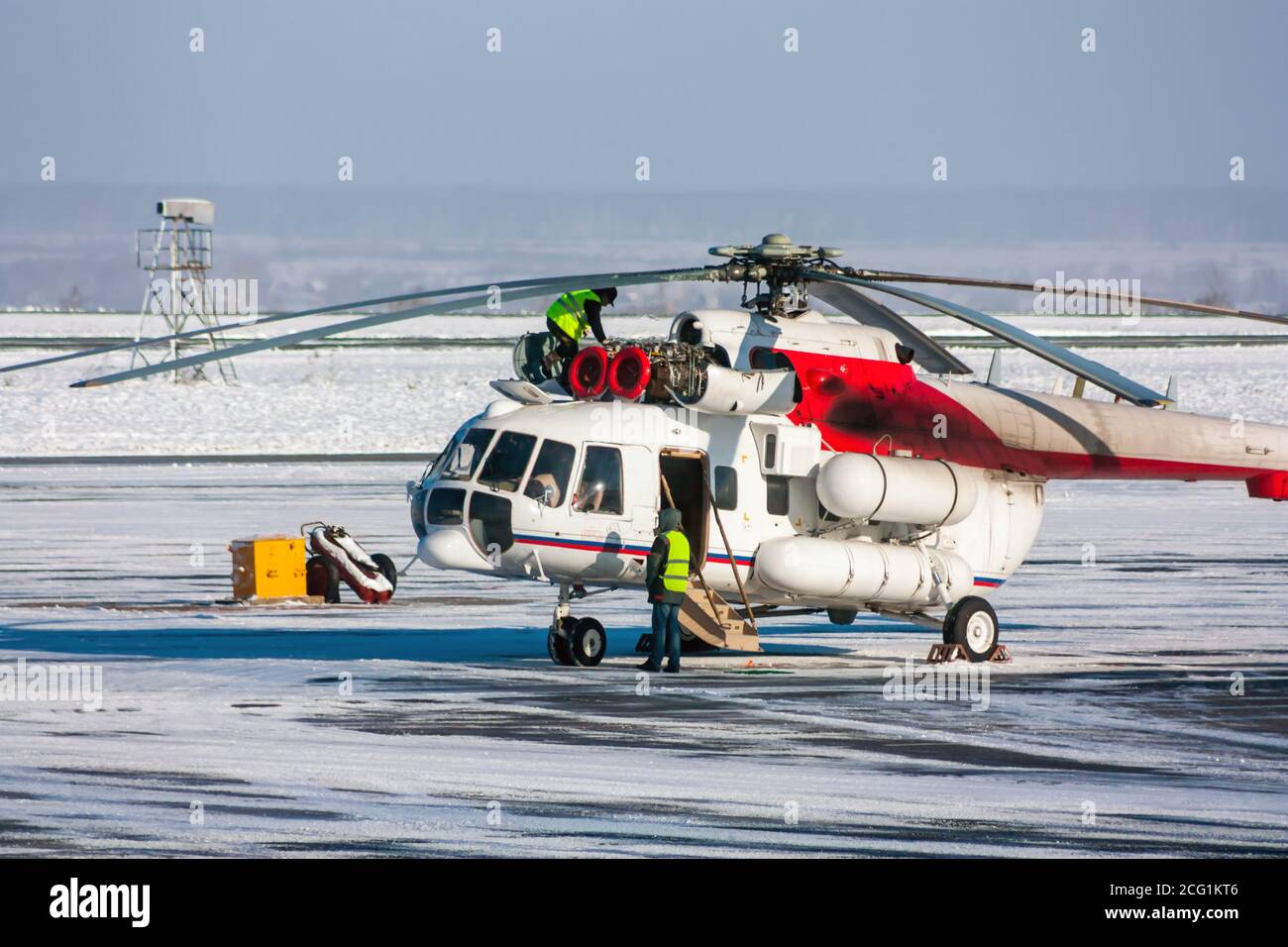 Hubschraubermotor Reparatur auf dem Winter Flughafen Schürze Stockfoto