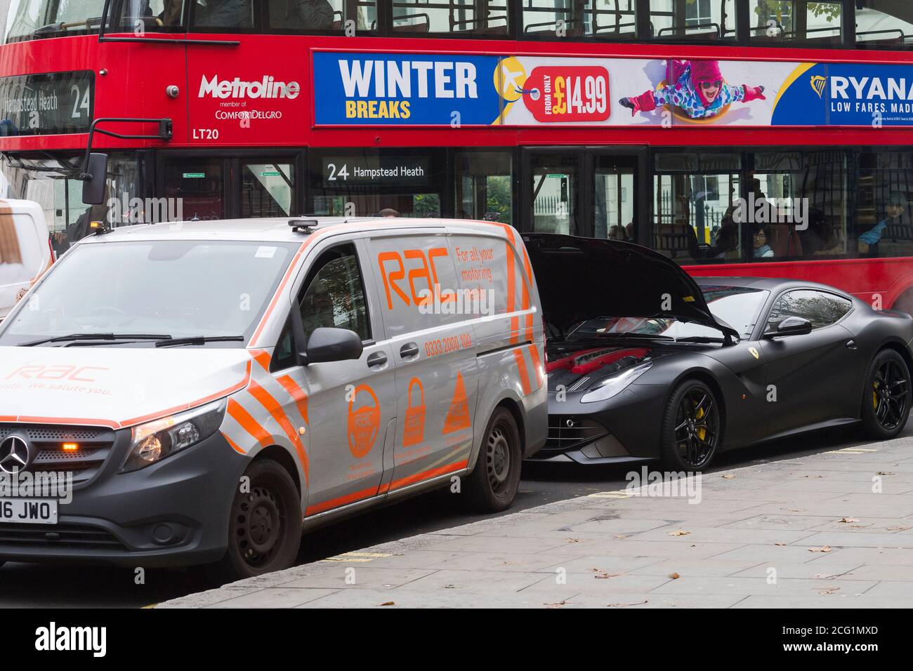 Ferrari F12, verursacht einen Stau vor der National Portrait Gallery, Charing Cross Road, London, nachdem der Treibstoff ausgelaufen ist. Charing Cross Road, London, Großbritannien. November 2017, 15 Stockfoto