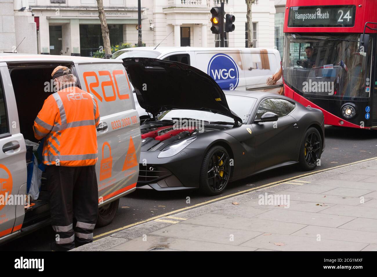 Ferrari F12, verursacht einen Stau vor der National Portrait Gallery, Charing Cross Road, London, nachdem der Treibstoff ausgelaufen ist. Charing Cross Road, London, Großbritannien. November 2017, 15 Stockfoto