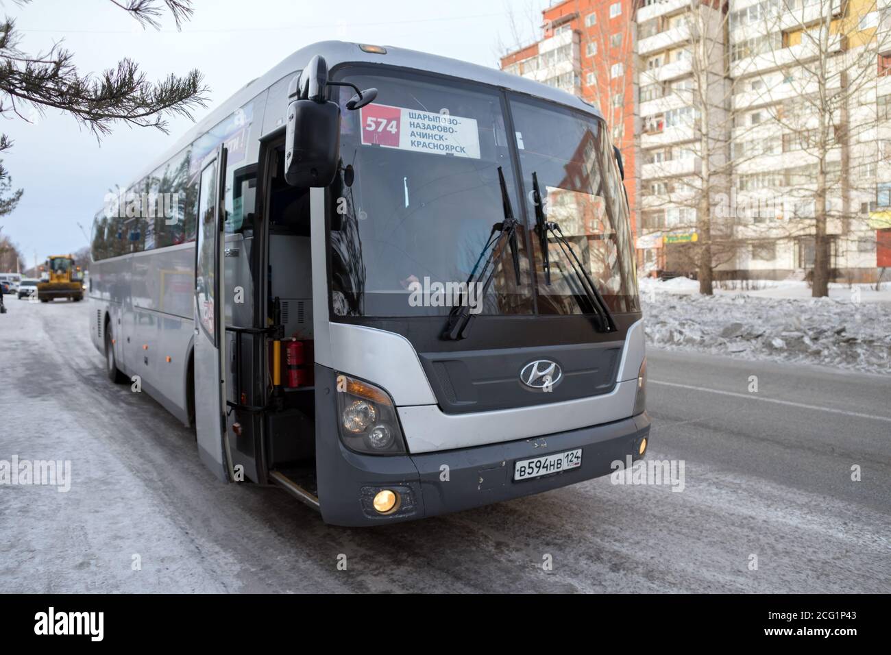 Ein Pendlerbus der S-Bahn Sharypovo-Krasnojarsk Kosten rund um den Busbahnhof wartet Passagiere. Stockfoto