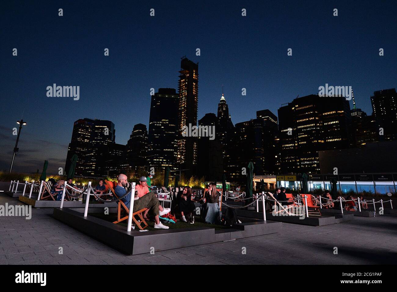 New York City, USA. September 2020. Beobachten Sie einen Film auf dem Pier 17 Dach, wo Sie kleine Grünflächen, genannt „Mini-Rasen“, im The Greens, New York, NY, am 8. September 2020 reservieren können. Das Dach ist mit Mini-Rasenflächen von 14ft. X 14ft. Für maximal acht Personen mit kontaktlosen Essensbestellungen und sozialer Distanzierung von anderen Gästen eingerichtet. (Anthony Behar/Sipa USA) Quelle: SIPA USA/Alamy Live News Stockfoto