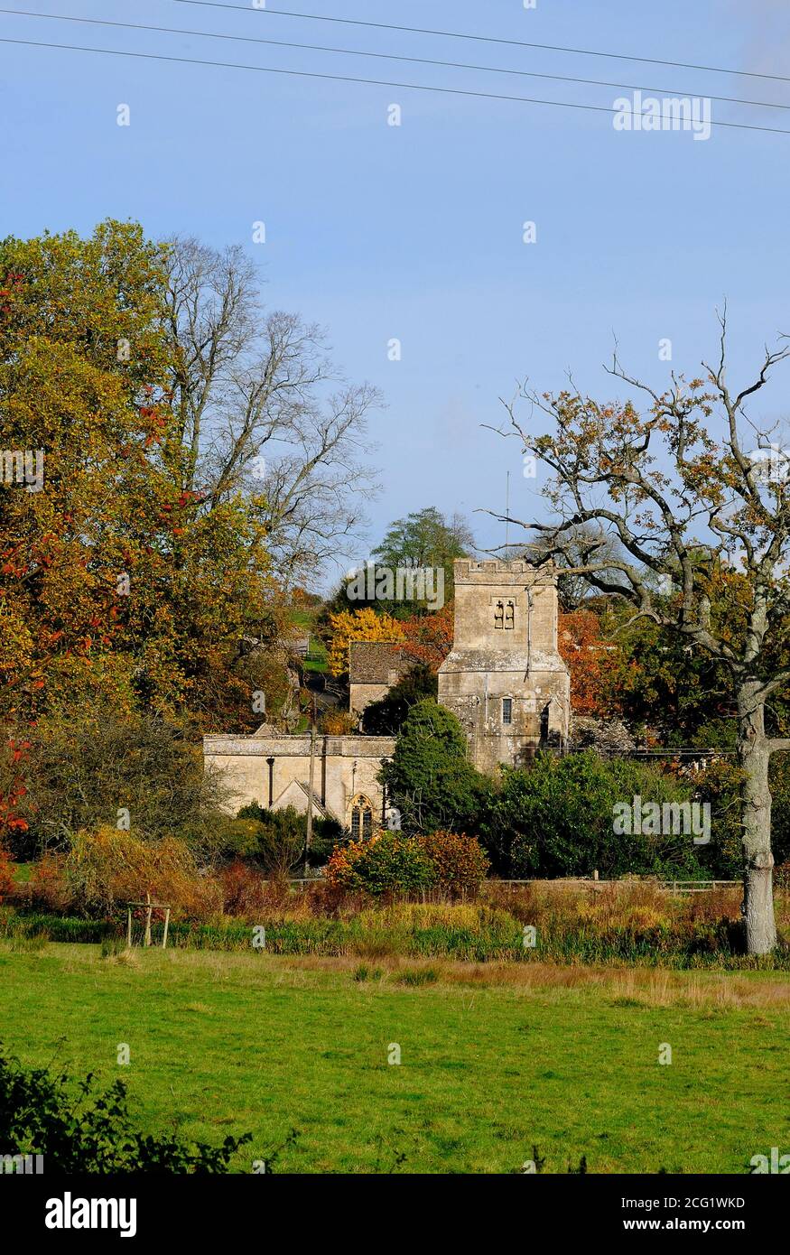 Porträt der Kirche Coln St.Dennis im ländlichen Gloucestershire, England Stockfoto