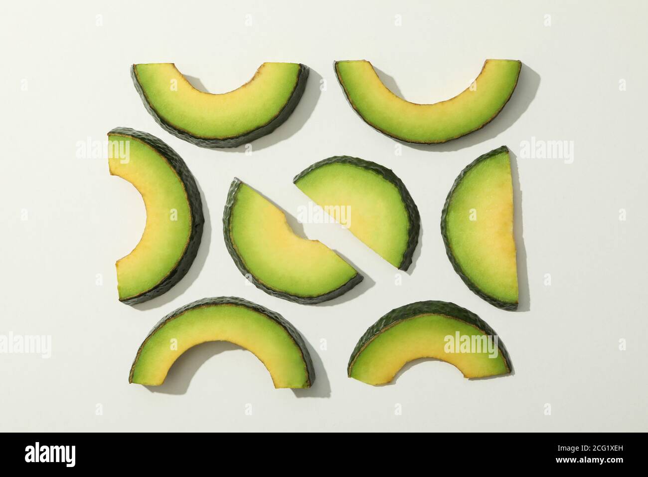 Frische grüne Avocado Scheiben auf weißem Hintergrund Stockfoto