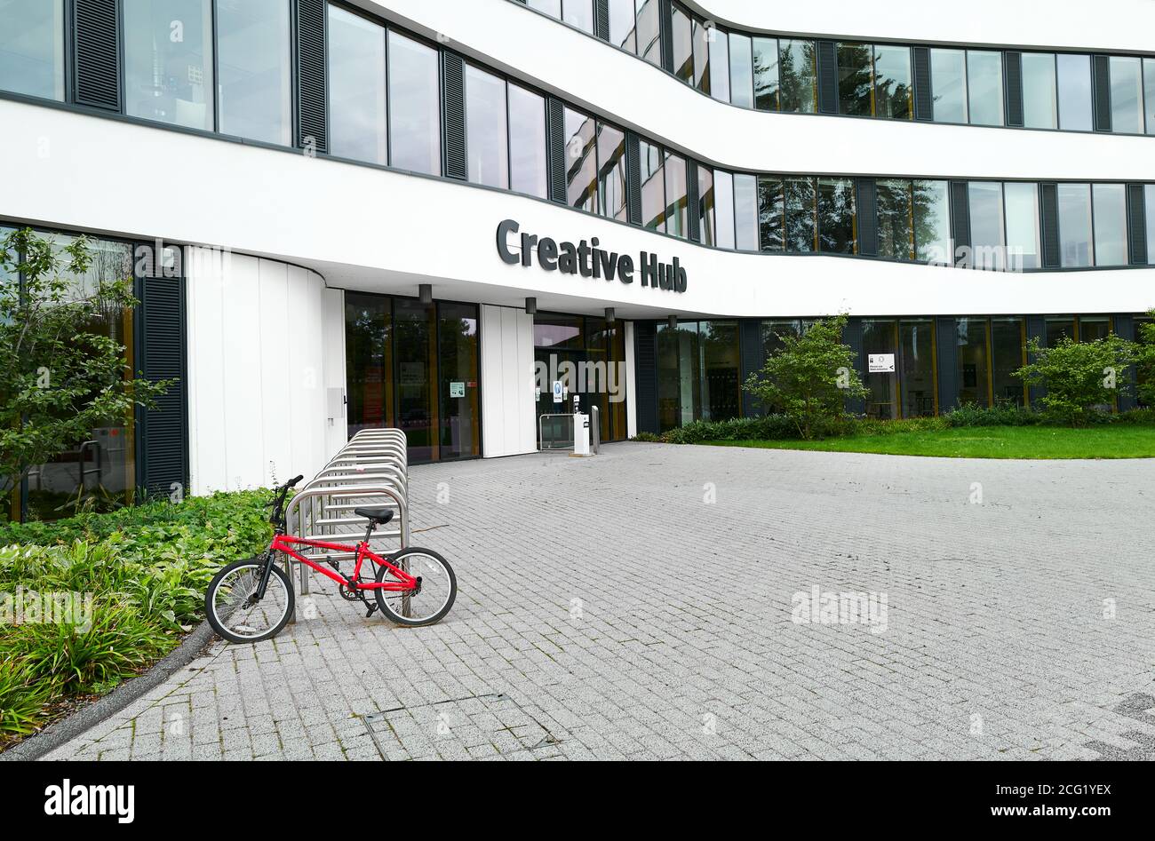 Solitary Fahrrad vor dem Creative Hub Gebäude auf dem Riverside Campus der University of Northampton (UON), England geparkt. Stockfoto