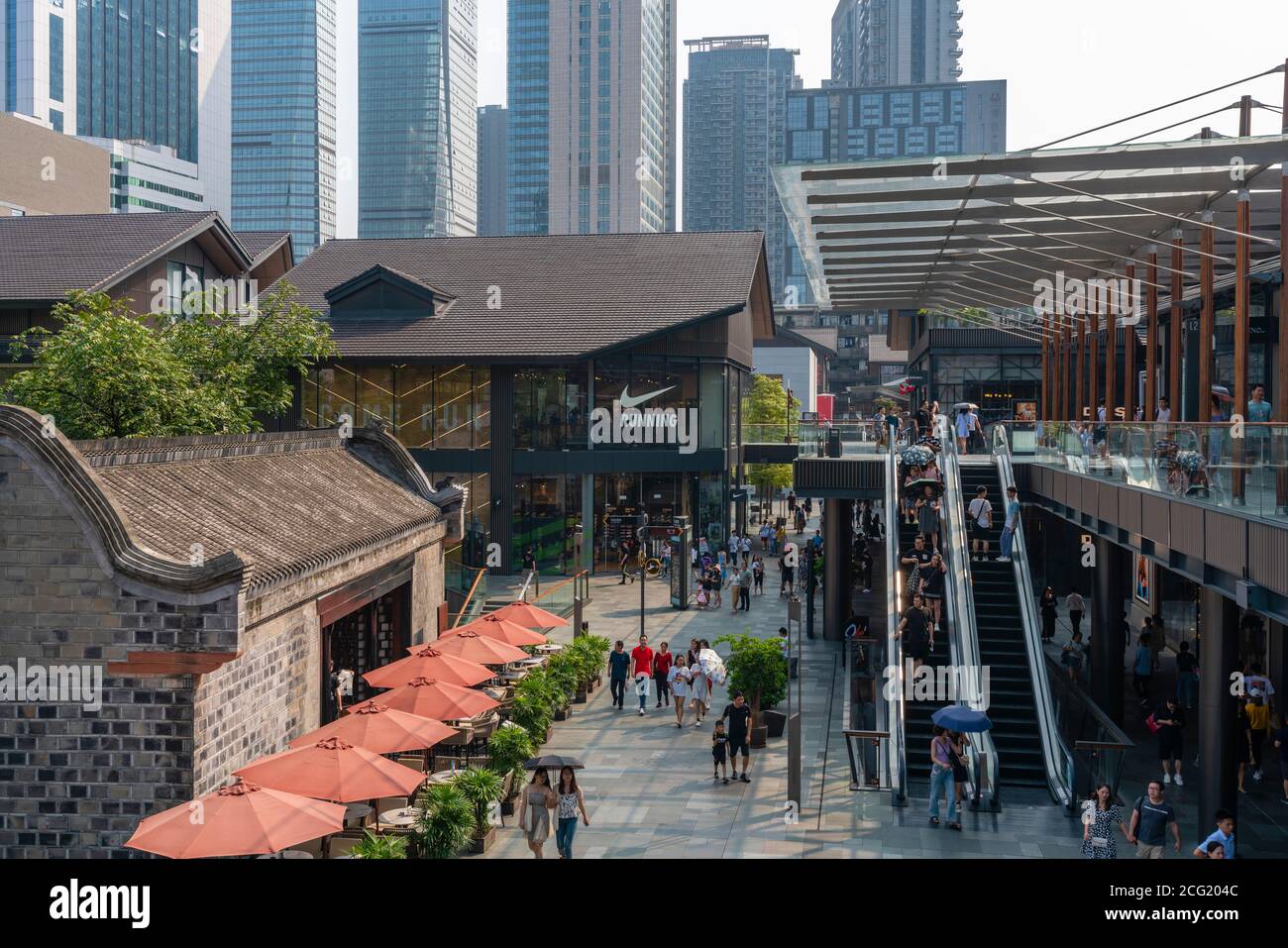 Menschen im Taikoo Li Einkaufskomplex in Chengdu Stockfoto