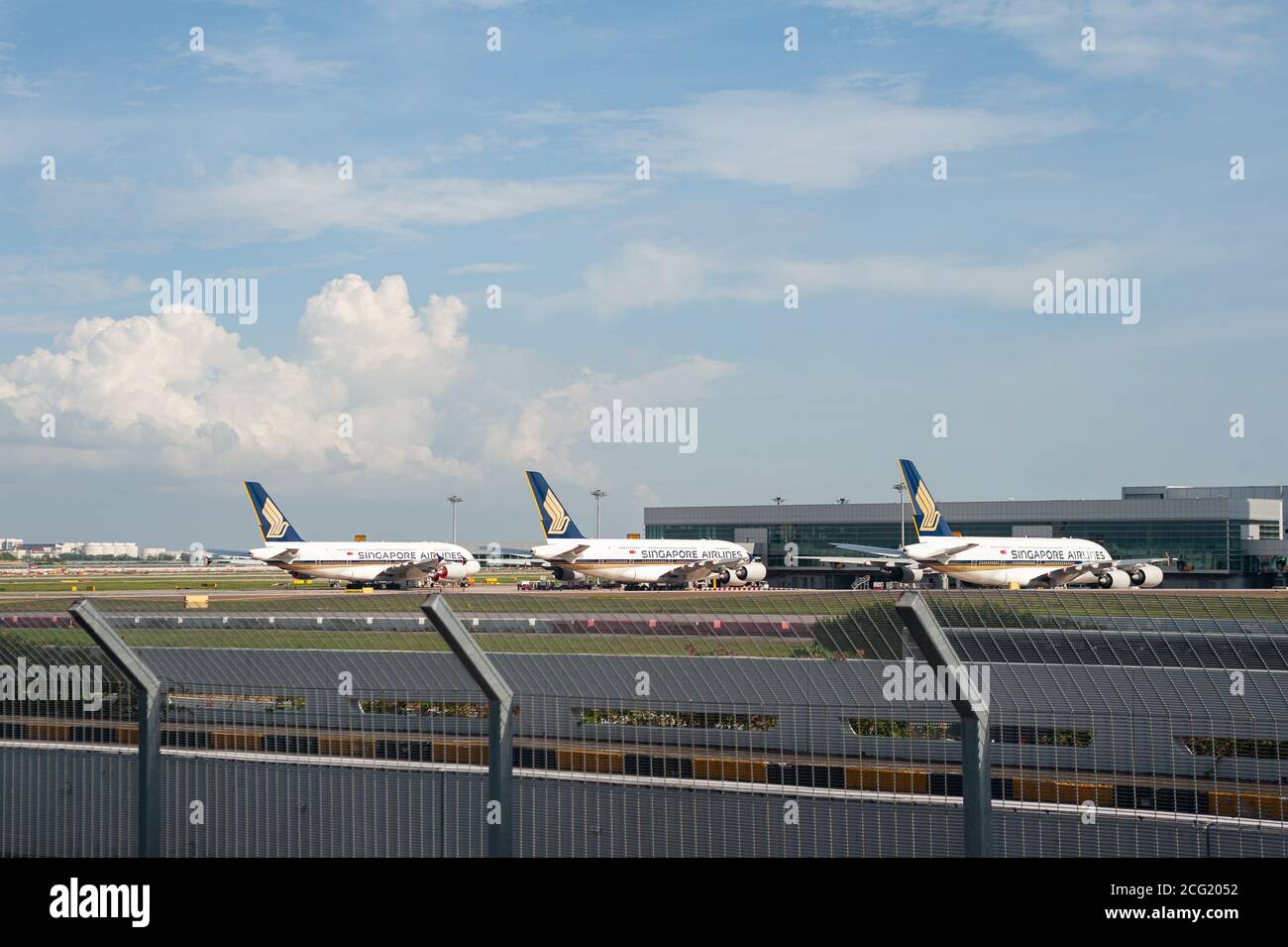 28.08.2020, Singapur, Republik Singapur, Asien - vorübergehend geerdete Airbus A380 Passagierflugzeuge der Flaggengesellschaft Singapore Airlines. Stockfoto