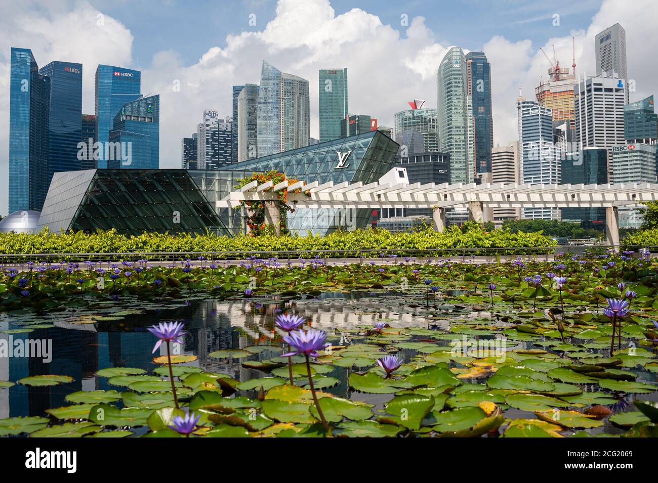 28.08.2020, Singapur, Republik Singapur, Asien - Stadtbild mit Skyline und Wolkenkratzern im zentralen Geschäftsviertel der Marina Bay. Stockfoto