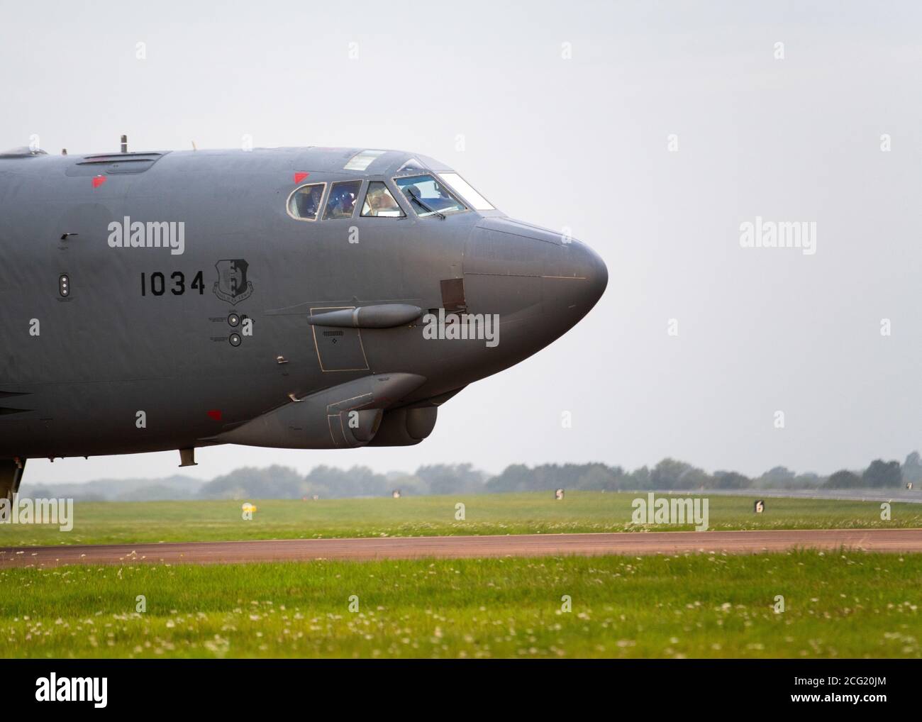 Eine B-52H-Stratofortress, die dem 5. Bombenflügel, Minot Air Force Base North Dakota, zugewiesen wurde, nimmt Taxis auf die Fluglinie bei RAF Fairford, England, 4. September 2020. Das Verteidigungsministerium behält das Kommando und die Kontrolle über seine Bombertruppe für jede Mission, überall auf der Welt und zu jeder Zeit. (USA Luftwaffe Foto von Airman 1st Class Jesse Jenny) Stockfoto