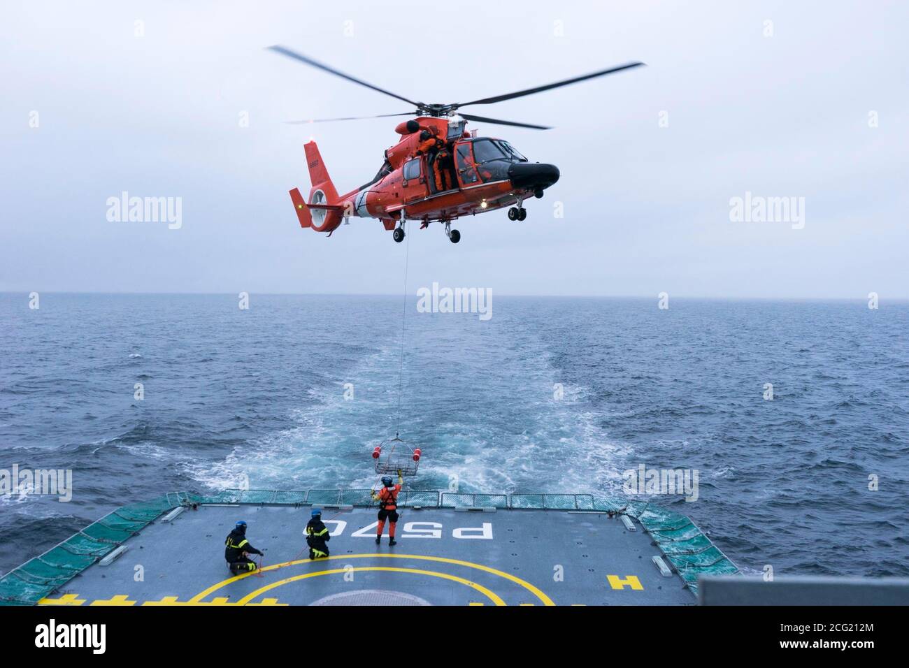 USCGC CAMPBELL wagte sich mit der HDMS KNUD RASMUSSEN in die Disko Bay für gemeinsame Helikoptertrainingsübungen. Disko Bay ist bekannt für seine starke Konzentration an großen Eisbergen, die vor dem Jacobshavn-Gletscher abkalben. Der Jacoshavn-Gletscher ist der Hauptfaktor für Eisberge in Baffin Bay und der Labradorsee. CAMPBELL navigierte sicher die schwere Konzentration von schwimmenden Eis, Eisberge von der Größe professioneller Sportstadien und startete ihr OTH-Cutter-Boot zum Training. CAMPBELL startete auch ihren MH-65 Hubschrauber, um Hebezeug, Rettungskorb und Landungen/Starts vom KNUD RASMUSSEN durchzuführen. Stockfoto