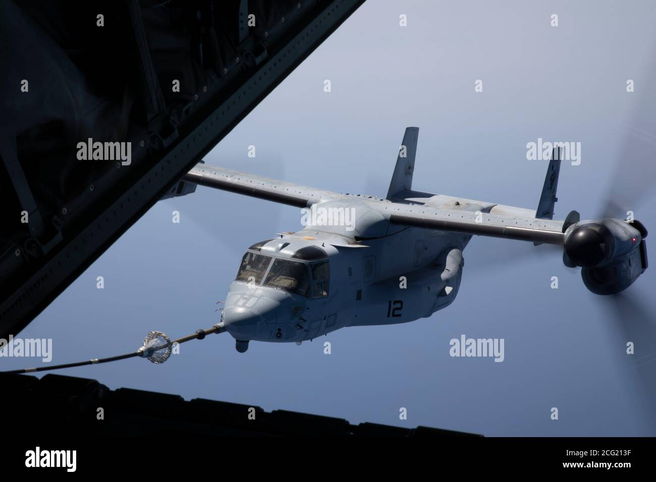 Ein MV-22B Fischadler mit Special Purpose Marine Air-Ground Task Force-Crisis Response-Africa 20.2, Marine Forces Europe and Africa, verbindet sich mit einem KC-130J Hercules während einer Luftbetankungsübung am 23. Juli 2020. SPMAGTF-CR-AF 20.2 wird eingesetzt, um Krisenreaktions- und Theatersicherheitseinsätze in Afrika durchzuführen und die regionale Stabilität durch militärisch-militärische Trainingsübungen in ganz Europa und Afrika zu fördern. (USA Marine Corps Foto von CPL. Antonio F. Garcia) Stockfoto