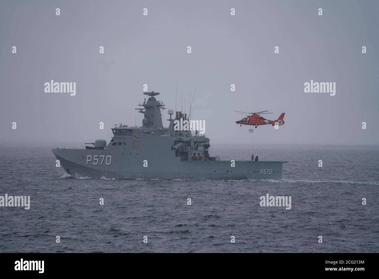 USCGC CAMPBELL wagte sich mit der HDMS KNUD RASMUSSEN in die Disko Bay für gemeinsame Helikoptertrainingsübungen. Disko Bay ist bekannt für seine starke Konzentration an großen Eisbergen, die vor dem Jacobshavn-Gletscher abkalben. Der Jacoshavn-Gletscher ist der Hauptfaktor für Eisberge in Baffin Bay und der Labradorsee. CAMPBELL navigierte sicher die schwere Konzentration von schwimmenden Eis, Eisberge von der Größe professioneller Sportstadien und startete ihr OTH-Cutter-Boot zum Training. CAMPBELL startete auch ihren MH-65 Hubschrauber, um Hebezeug, Rettungskorb und Landungen/Starts vom KNUD RASMUSSEN durchzuführen. Stockfoto