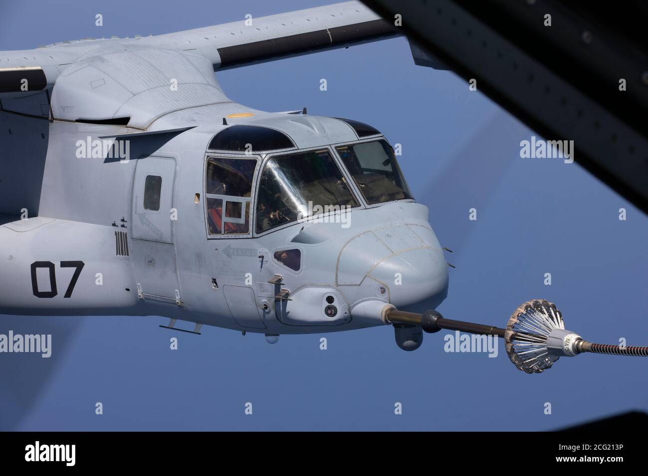 Ein MV-22B Fischadler mit Special Purpose Marine Air-Ground Task Force-Crisis Response-Africa 20.2, Marine Forces Europe and Africa, verbindet sich mit einem KC-130J Hercules während einer Luftbetankungsübung am 23. Juli 2020. SPMAGTF-CR-AF 20.2 wird eingesetzt, um Krisenreaktions- und Theatersicherheitseinsätze in Afrika durchzuführen und die regionale Stabilität durch militärisch-militärische Trainingsübungen in ganz Europa und Afrika zu fördern. (USA Marine Corps Foto von CPL. Antonio F. Garcia) Stockfoto