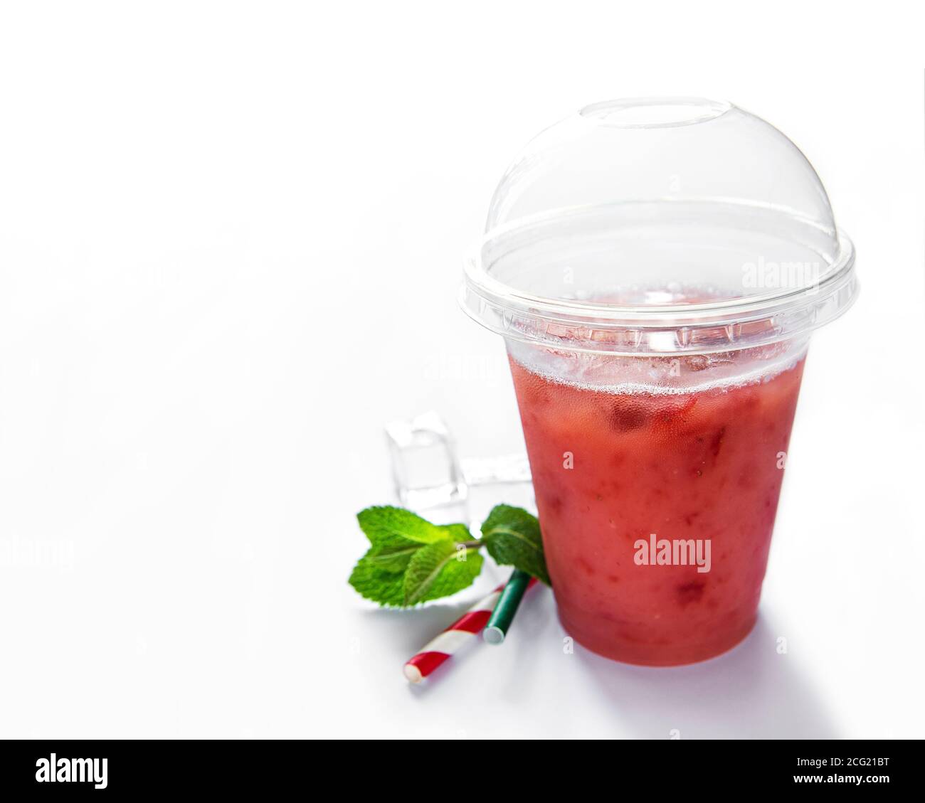 Erfrischender Sommerdrink mit Erdbeere auf weißem Hintergrund Stockfoto