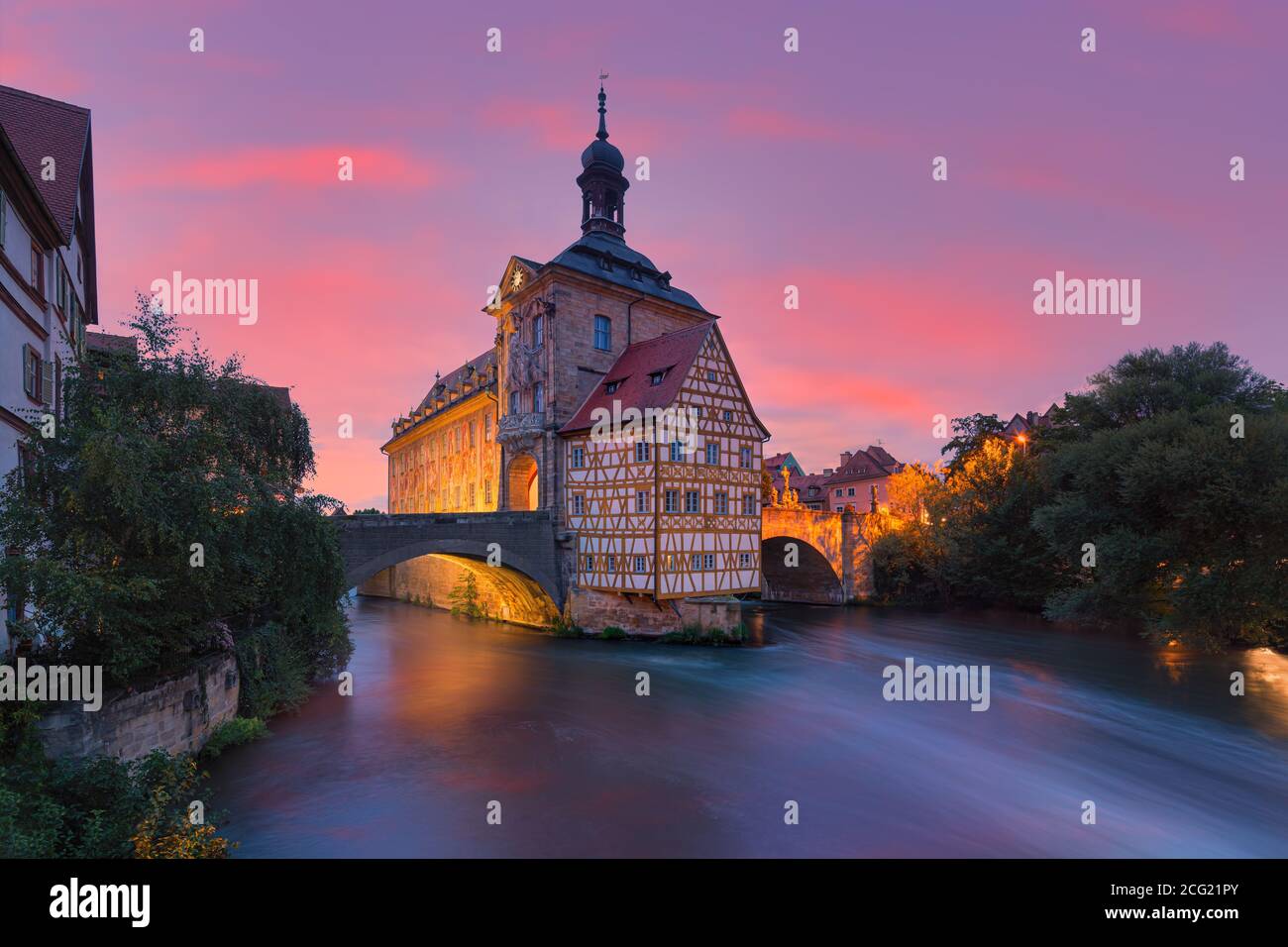 Sonnenuntergang im Alten Rathaus in Bamberg, Bayern, Deutschland. Bamberg ist eine Stadt in Oberfranken, an der Regnitz in der Nähe ihrer conf Stockfoto