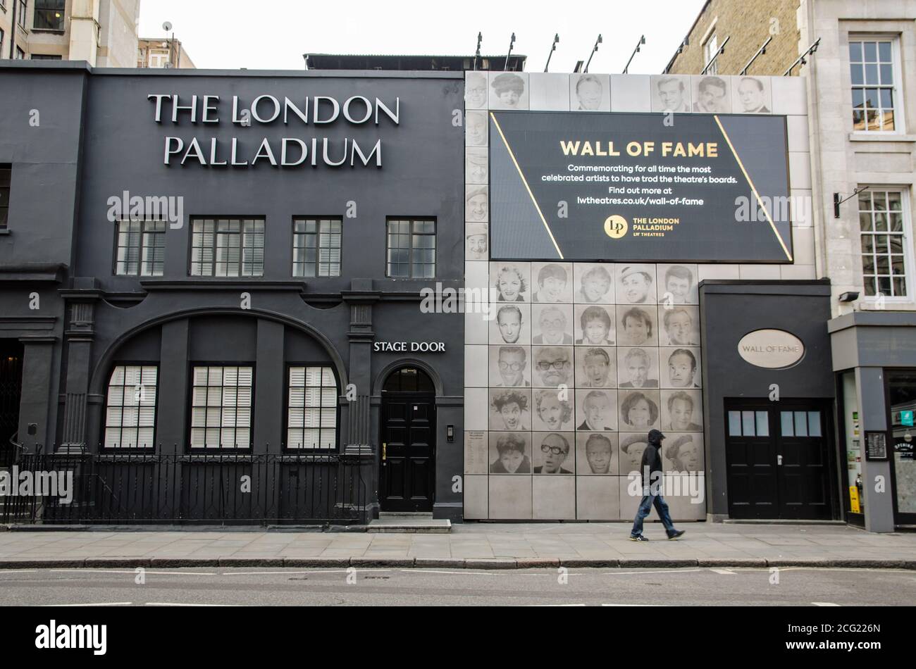 London, Großbritannien - 24. April 2020: Stage Door und Wall of Fame im berühmten Palladium Theatre in London. Das Theater wird für seine Vielfalt Shows a gefeiert Stockfoto