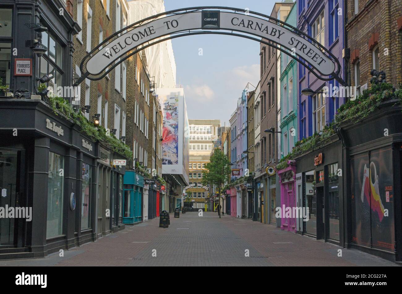 London, Großbritannien - 24. April 2020: Carnaby Street, ein berühmtes Einkaufsviertel im Zentrum von London mit einer Vielzahl von modischen und trendigen Geschäften. Stockfoto
