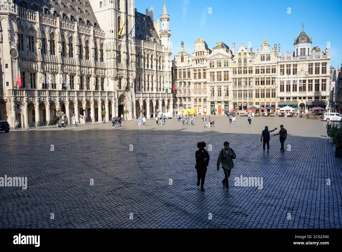 (200909) -- BRÜSSEL, 9. September 2020 (Xinhua) -- Touristen werden am Grand Place in Brüssel, Belgien, 7. September 2020 gesehen. Das Bruttoinlandsprodukt (BIP) in der Eurozone schrumpfte um 11.8 Prozent, während die Beschäftigungsquote im zweiten Quartal 2020 gegenüber dem Vorquartal um 2.9 Prozent zurückging, teilte Eurostat am Dienstag mit. Das Statistische Amt der EU schätzt, dass das BIP in der gesamten Europäischen Union (EU) im zweiten Quartal um 11.4 Prozent und die Beschäftigungsquote um 2.7 Prozent zurückging, als in vielen EU-Ländern noch strenge COVID-19-Eindämmungsmaßnahmen ergriffen wurden. Stockfoto