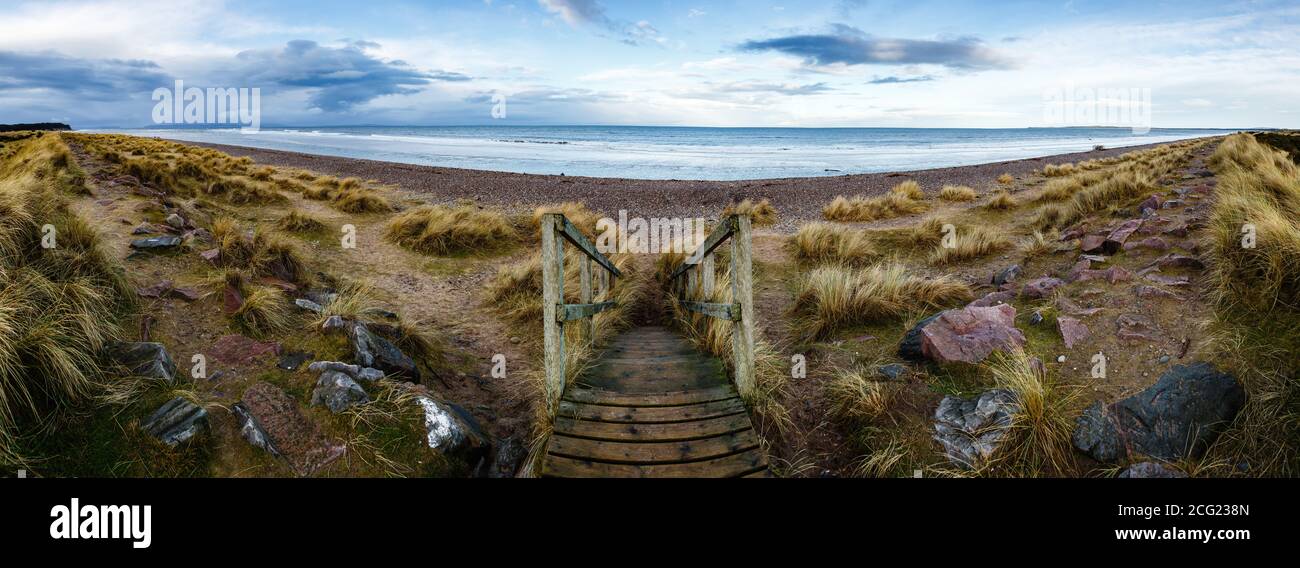 Eine hölzerne Treppe zu einem felsigen Strand einer Nordsee, Schottland Stockfoto