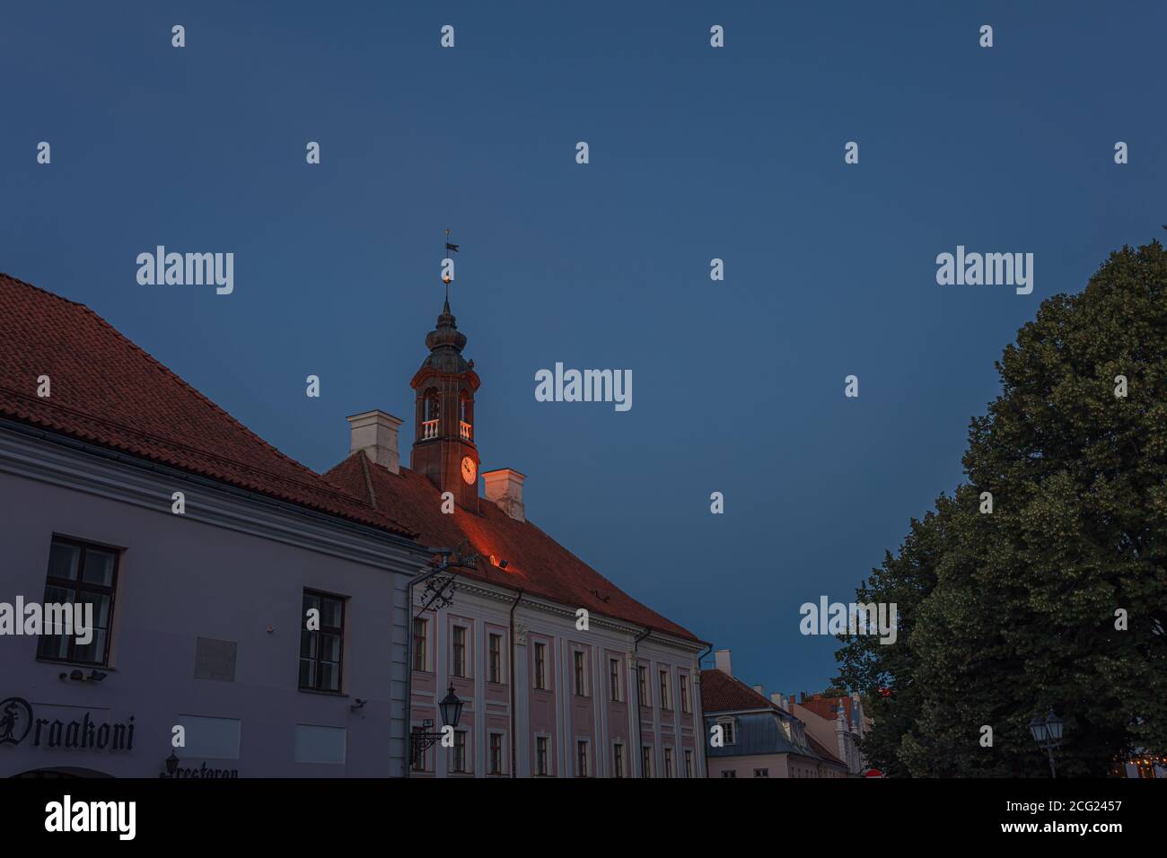 Tartu, Estland, 01. August 2020 Dach des Rathauses an einem Sommerabend, weiße Nächte im Baltikum. Hochwertige Fotos Stockfoto