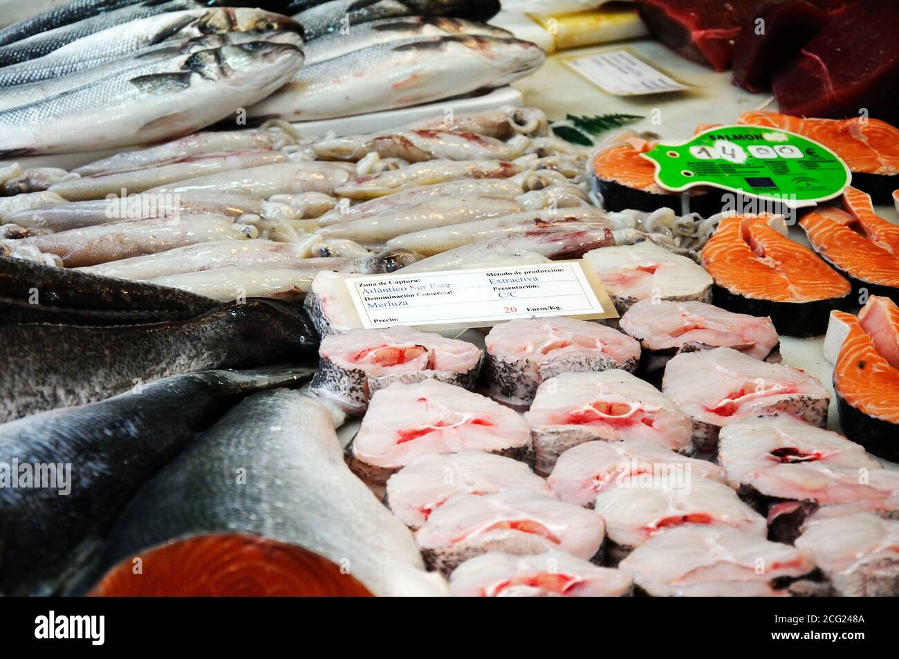 Fischstand in der Halle Markt (Mercado de Atarazanas), Malaga, Spanien. Stockfoto