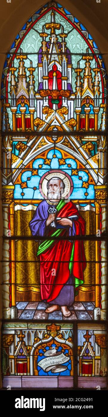 BANSKA BELA, SLOWAKEI - 5. FEBRUAR 2015: Der Apostel Petrus an der Fensterscheibe der Evangelistenkirche Johannes vom Ende des 19. Jahrhunderts. Stockfoto