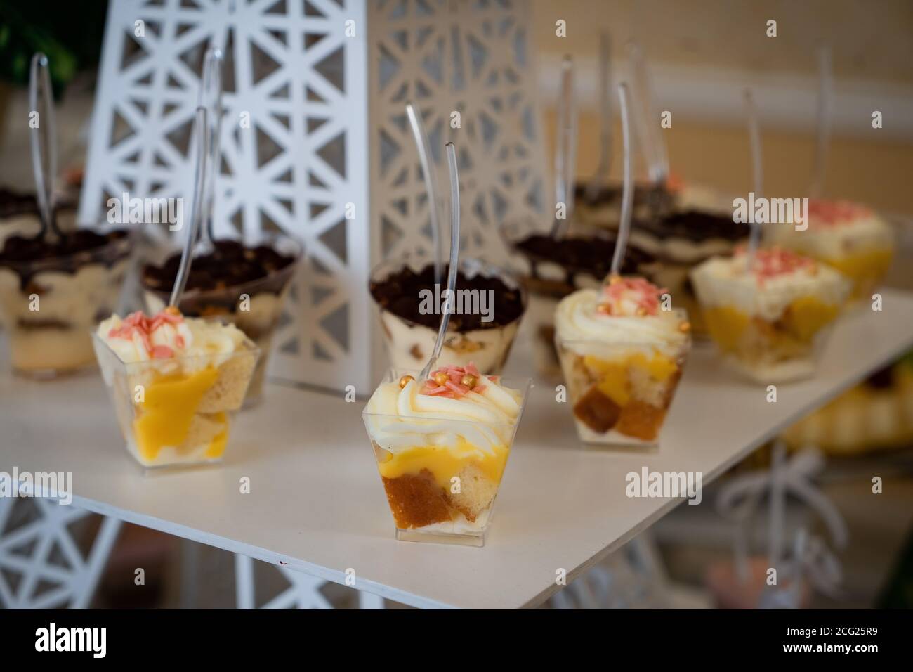 Hochzeitsbonbons, dekorierte Tische, Dekorationen und Cupcakes, Delikatessen und Delikatessen Stockfoto