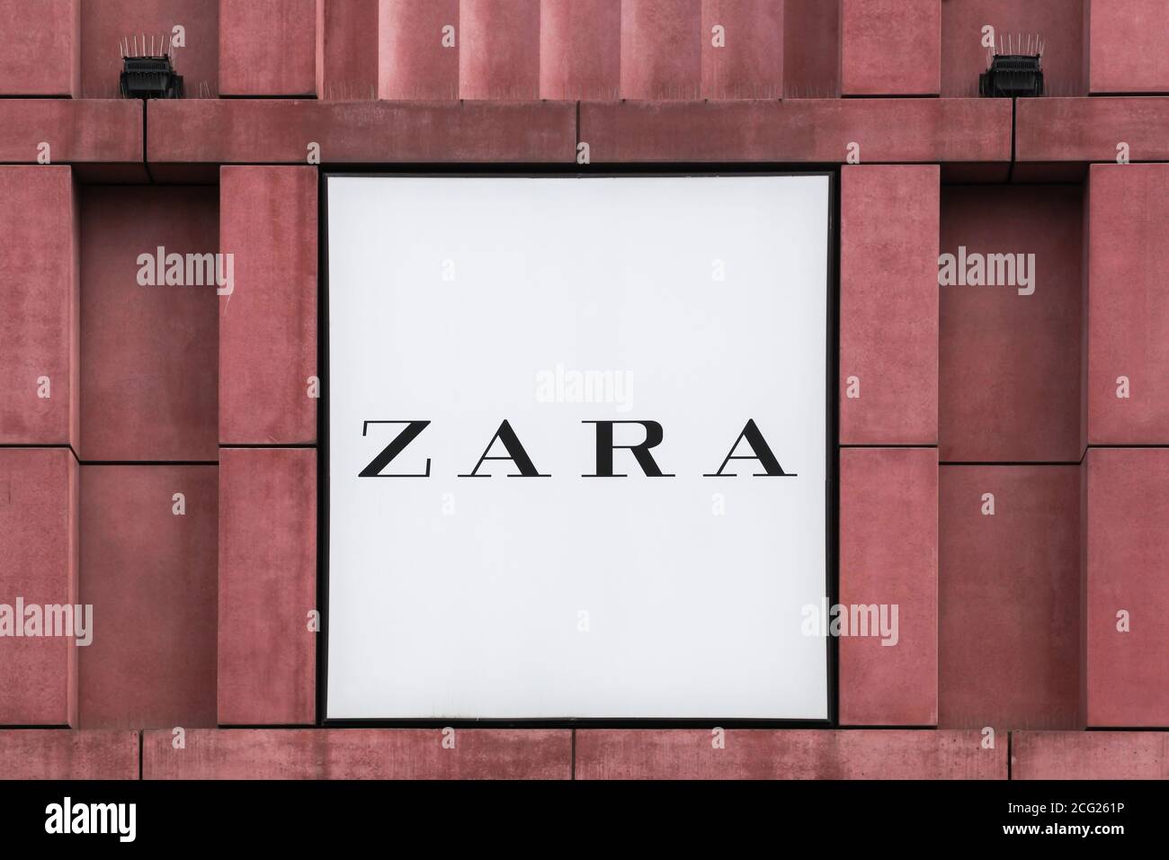 Berlin, 12. Juli 2020: Zara-Logo an der Wand. Zara ist ein spanischer Bekleidungs- und Zubehörhändler mit Sitz in Artexo, Spanien Stockfoto
