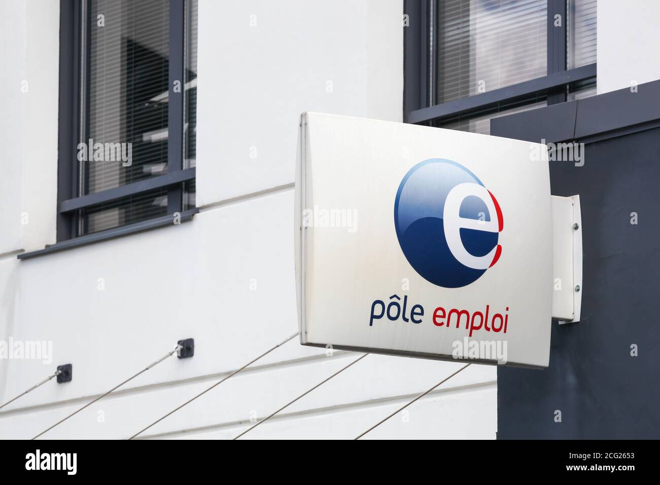 Villefranche, Frankreich - 23. August 2020: Polenemploi-Logo auf einem Gebäude. Pole emploi ist eine französische Regierungsbehörde, die Arbeitslose registriert Stockfoto