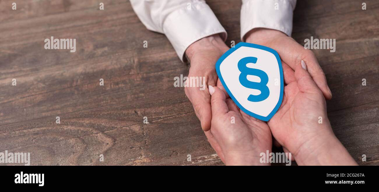 Konzept der gesetzlichen Versicherung mit Papierschild in den Händen Stockfoto