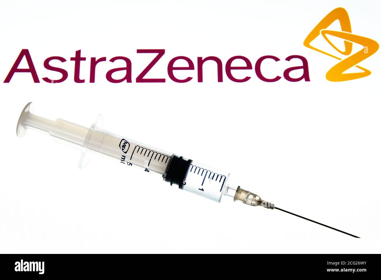 Impfstoffkonzept von AstraZeneca Oxford. Spritze auf einem weißen Bildschirm und AstraZeneca Logo auf dem unscharfen Hintergrund. Stockfoto