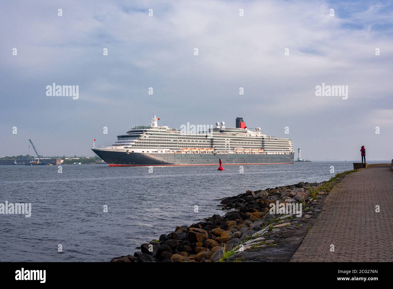 Der Luxusliner der Cunard Line die Queen Victoria, in der Kieler Innenförde auf dem Weg zum Ostseekai in Kiel Stockfoto