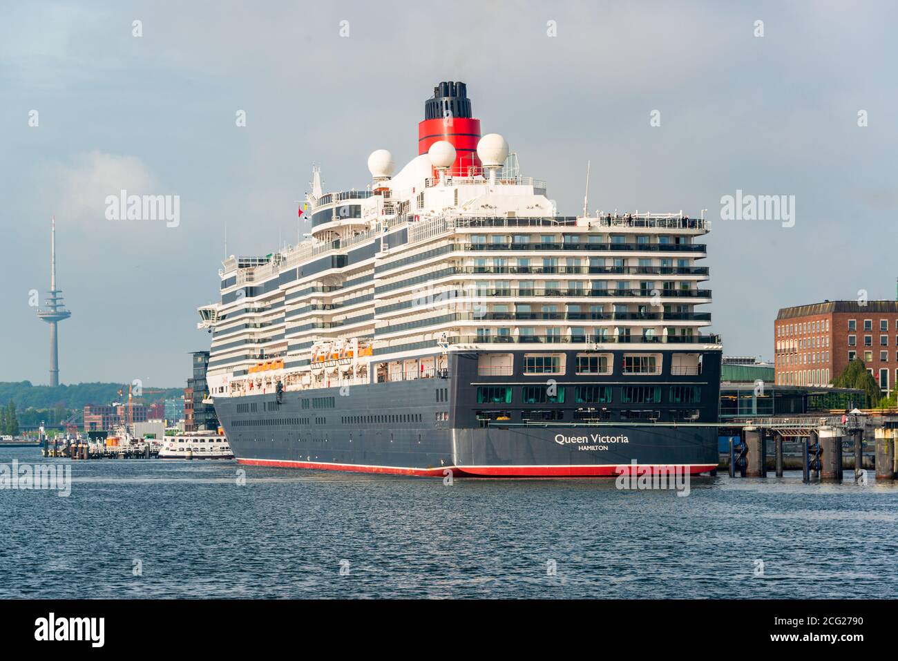09.05.2019 die Queen Victoria der Cunard Line von Petersburg kommt an Ihrem Liegeplatz in Kiel am Ostseekai. Hier wird der Pasagierwechsel vorgenomm Stockfoto