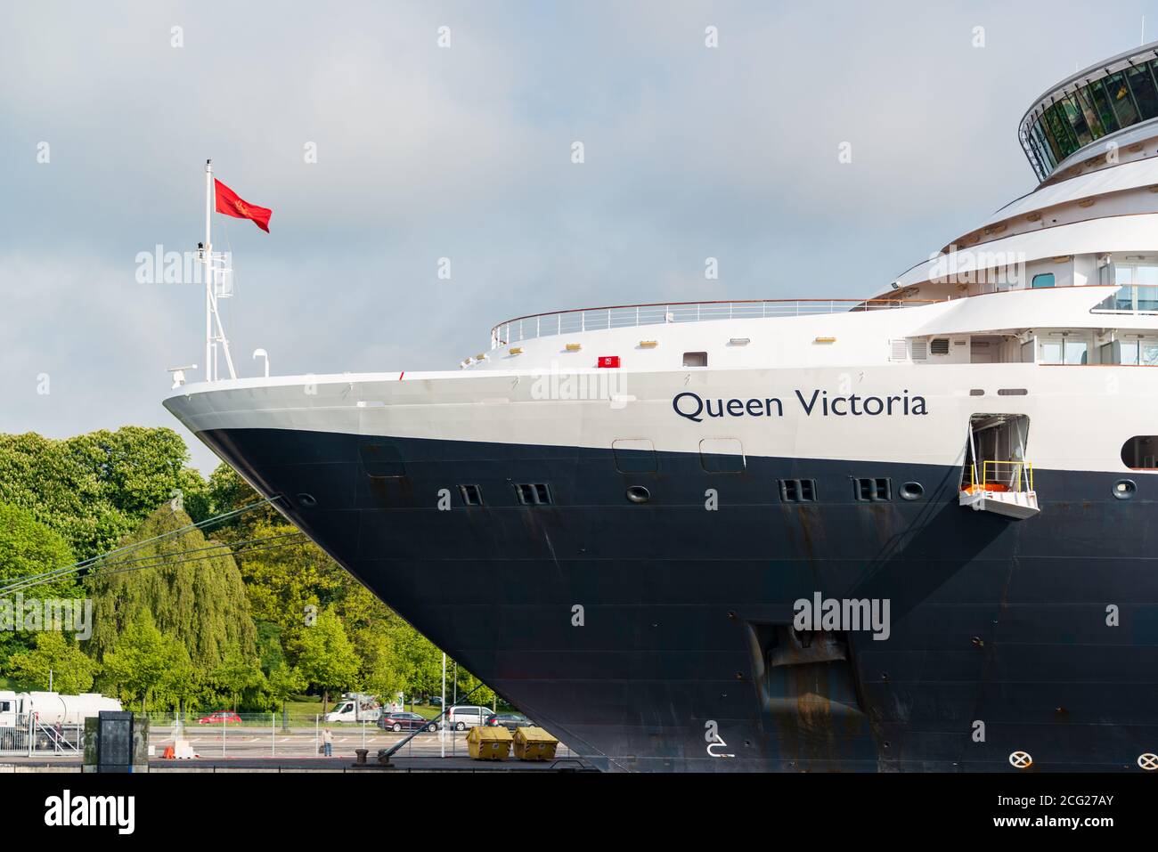 Die Queen Victoria der Cunard Line an Ihrem Liegeplatz in Kiel am Ostseekai. Hier wird der Pasagierwechsel vorgestellt und am Abend beginnt einen neuen Stockfoto