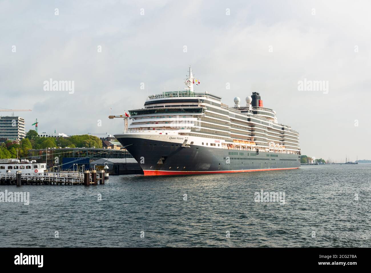 09.05.2019 die Queen Victoria der Cunard Line von Petersburg kommt an Ihrem Liegeplatz in Kiel am Ostseekai. Hier wird der Pasagierwechsel vorgenomm Stockfoto