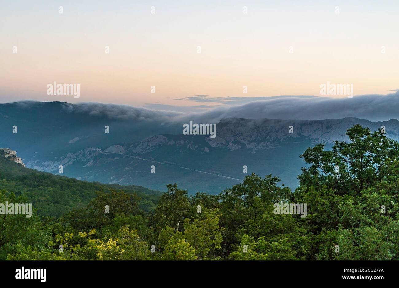 Berglandschaft bei Morgendämmerung.Südliche Krim-Küste Stockfoto