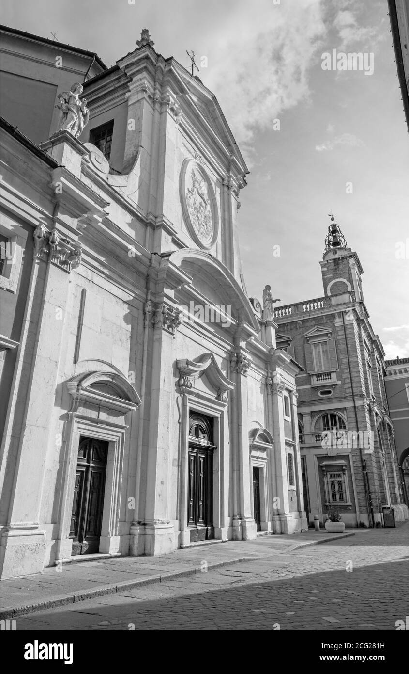 Ravenna: Piazza del Popolo und Kirche Santa Maria del Suffragio. Stockfoto